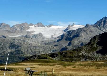 Il Ghiacciaio del Rutor, uno dei ghiacciai delle Alpi monitorati dal World Glacier Monitoring Service; Le Glacier du Rutor, l’un des glaciers intéressés du suivi du World Glacier Monitoring Service (c) CC BY-SA 4.0, bbruno, Wikimedia Commons