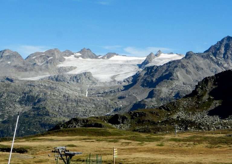 Il Ghiacciaio del Rutor, uno dei ghiacciai delle Alpi monitorati dal World Glacier Monitoring Service; Le Glacier du Rutor, l’un des glaciers intéressés du suivi du World Glacier Monitoring Service (c) CC BY-SA 4.0, bbruno, Wikimedia Commons