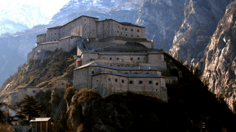 Il forte di Bard in Valle d'Aosta, visto dal versante nord (c) CC BY SA 3_0 Alessandro Vecchi Wikipedia Commons
