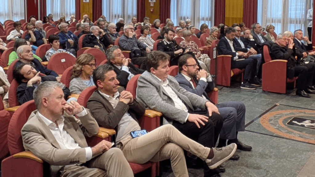 Le public dans la salle à la rencontre sur Corrado Gex, le 24 avril 2026 à Aoste (c) Conseil de la Vallée