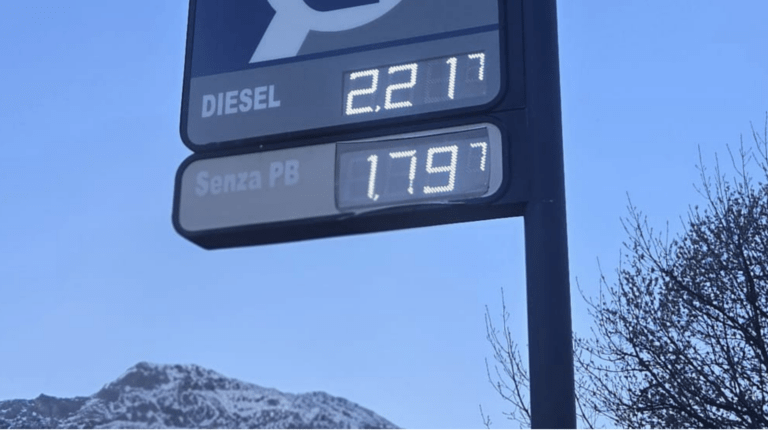 Photographie prix carburant en Italie, 7 avril (c) Nos Alpes