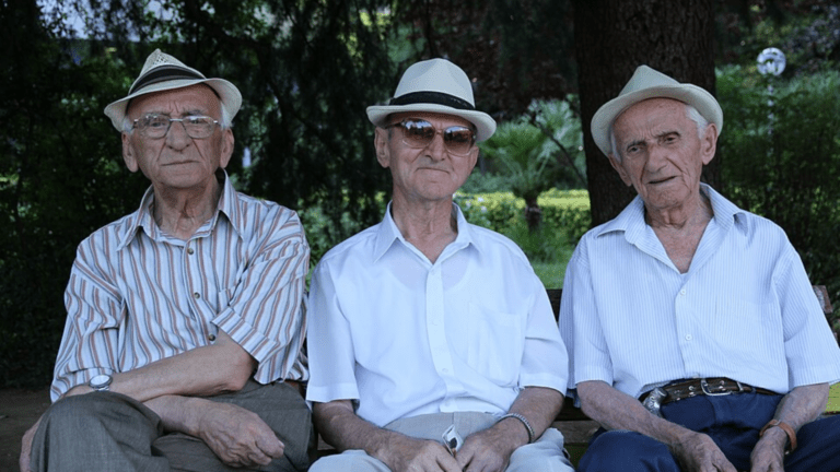 Séniors (c) CC BY SA Andreas Lehner Wikimedia Commons