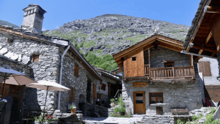 Vue de maisons de montagne en pierre et bois à Bonneval sur Arc, dernier village de la vallée de la Haute Maurienne, en Savoie (c) CC BY SA 4_0 Florian Pépellin Wikipedia Commons