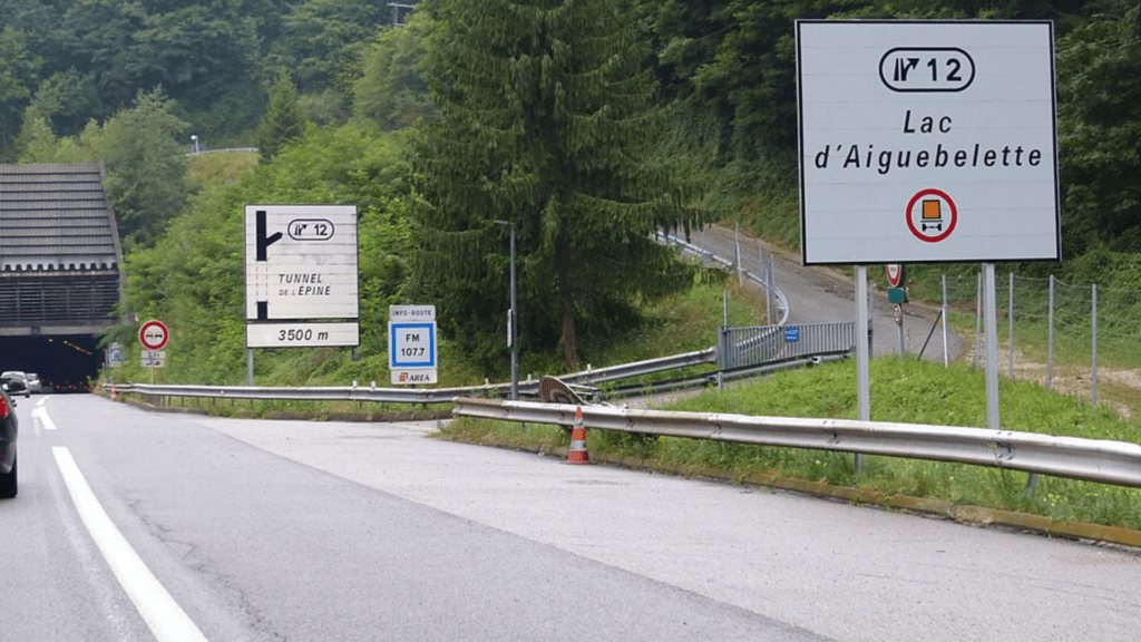 Entrée du tunnel de l'Epine (c) CC BY-SA 4.0, Marc Mongenet, Wikimedia Commons