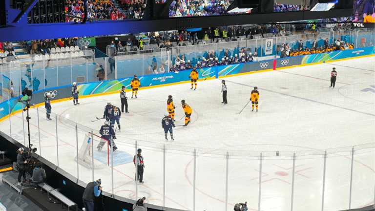 épreuve hockey sur glace JO 2026 Milano Cortina (c), CC BY-SA 4.0, ÉRIC SALARD, Wikimedia Commons