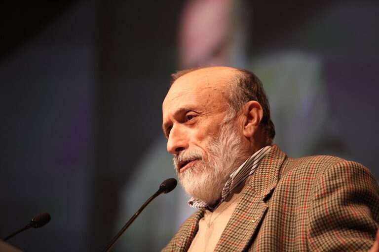 Carlo Petrini nel 2010 (c) CC BY Sa 2 0 Bruno Cordioli Wikimedia Commons
