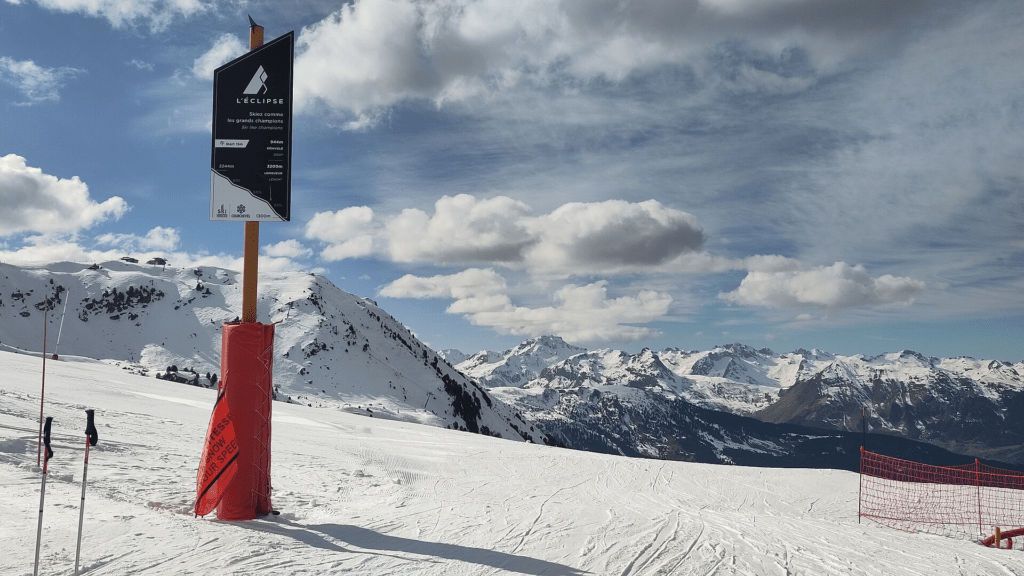 Rapido cedimento di un importante bacino idrico a Courchevel, in Savoia Piste l'Eclipse Courchevel, (c) CC BY-SA 4.0, Jules Rohault de Fleury, Wikimedia Commons