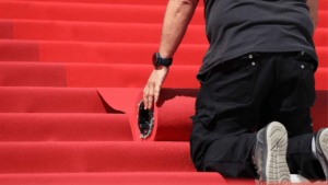 Installation du tapis rouge au Festival de Cannes (c) Mathilde Gardel, FDC