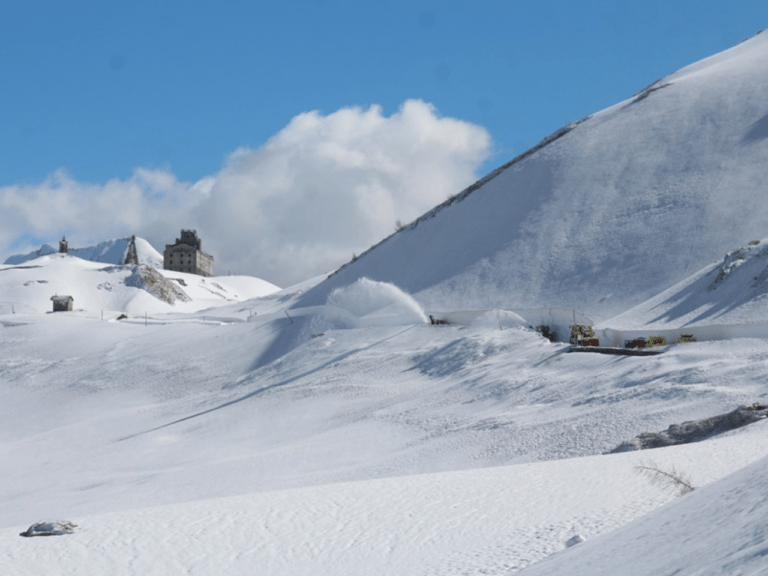 Colle del Piccolo San Bernardo, la Savoia rinvia la riapertura per rischio valanghe, Anas riapre En route pour le déneigement au col du Petit-Saint-Bernard (c) Département de la Savoie