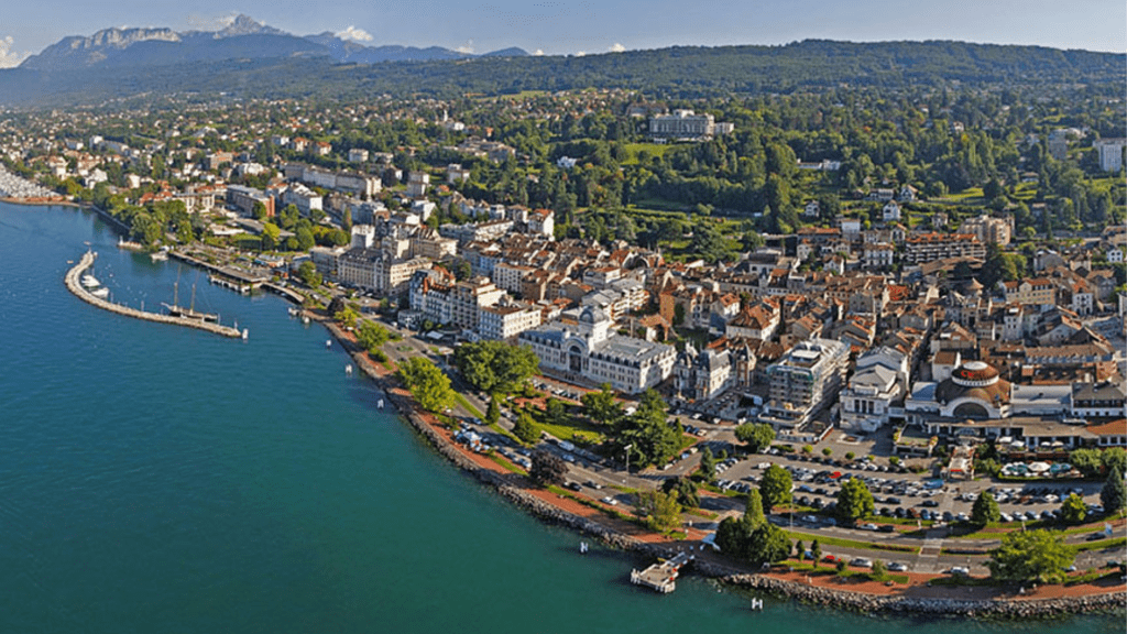 Évian-les-Bains (c) CC BY SA 4_0 Leila Ghazi Wikimedia Commons