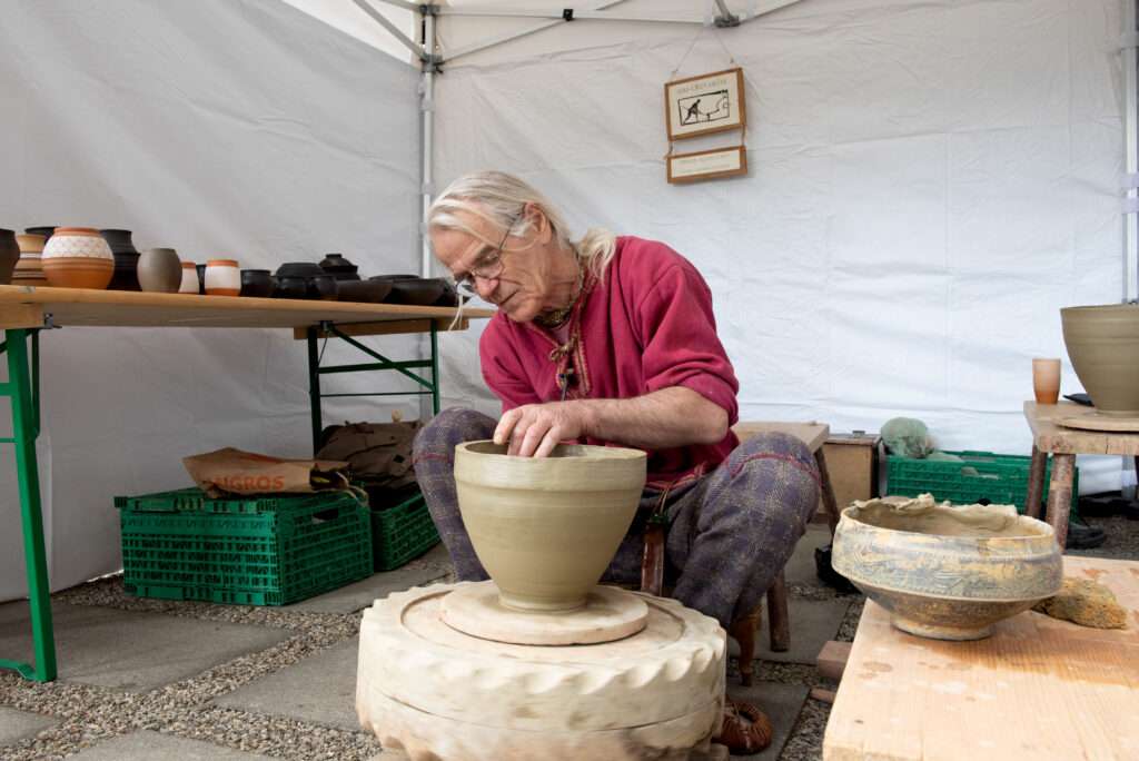 Fig.3 Ambiance aux Journées vaudoises d’archéologie 2023 au Palais de Rumine reconstitution des gestes et techniques de tournage de la céramique antique (photo MCAH).