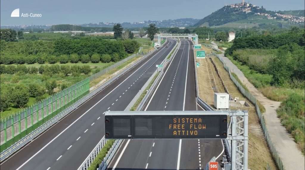 Il free flow entra in funzione sulla A33 Asti-Cuneo Il free flow sulla A33 Asti-Cuneo, Le flux libre sur l’Autoroute A33 Asti-Coni (c) A33 Asti-Cuneo