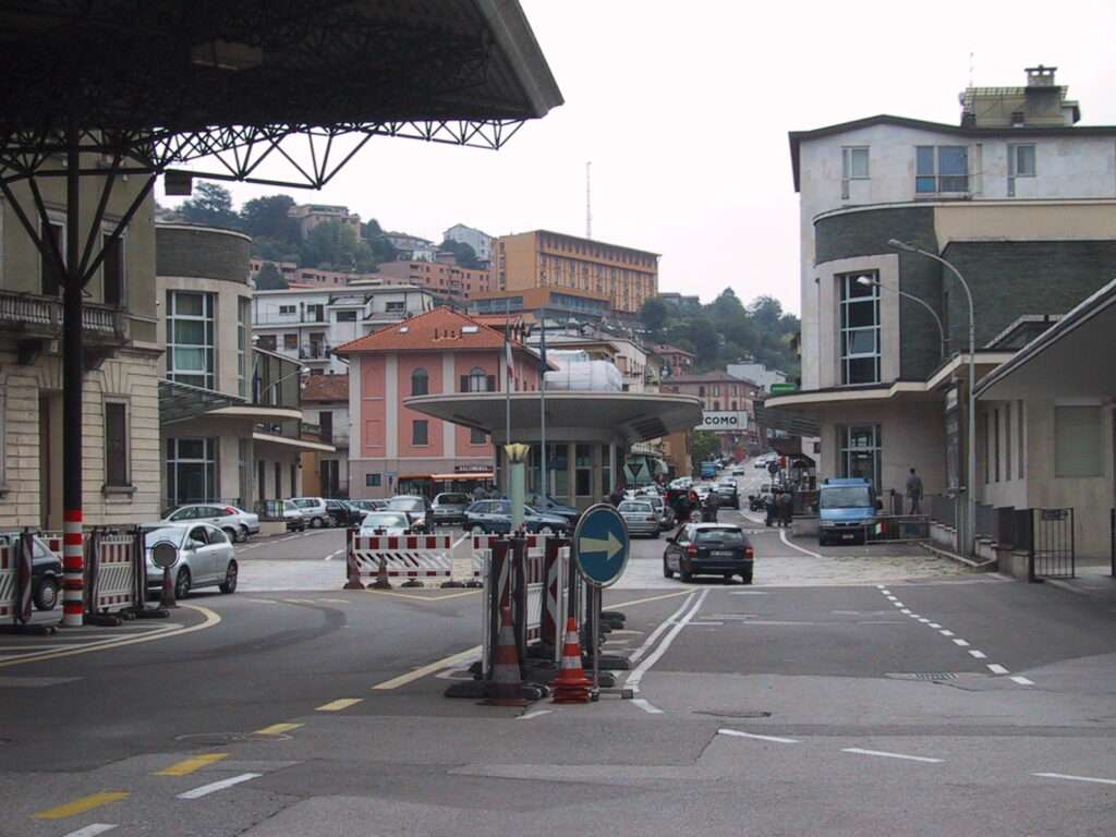 La frontiera tra Lombardia e Canton Ticino, La frontière entre la Lombardie et le Canton du Tessin (c) CC BY-SA 3.0, Berger di Wikipedia in tedesco, Wikimedia Commons