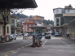 La frontiera tra Lombardia e Canton Ticino, La frontière entre la Lombardie et le Canton du Tessin (c) CC BY-SA 3.0, Berger di Wikipedia in tedesco, Wikimedia Commons