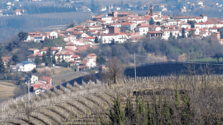 Maranzana, il borgo del Monferrato abitato da pupazzi di stoffa Maranzana, il “Paese dei Babaci”; Maranzana, le « Pays des Babaci » (c) CC BY-SA 4.0, Betty&Giò, Wikimedia Commons