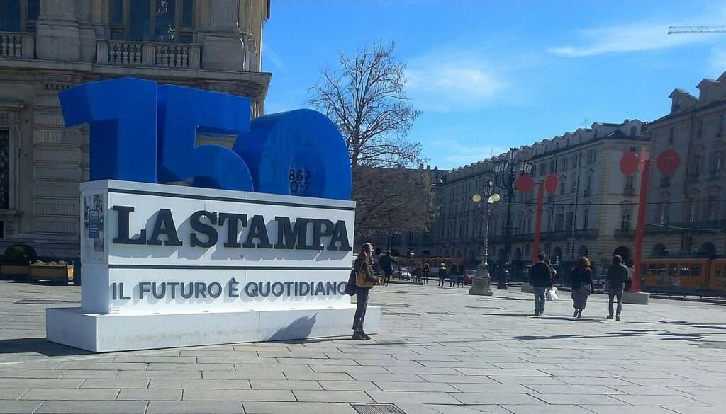 La Stampa, il pannello del 150esimo anniversario in piazza Castello nel 2017 (c) CC BY S 4 0 Betty&Giò Wikimedia Commons