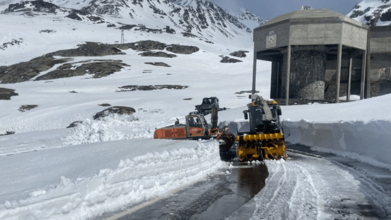 Le déneigement du versant valaisan du Grand-Saint-Bernard, en mai 2026 - Lo sgombero neve sul versante vallesano al Gran San Bernardo, a maggio 2026 (c) Canton du Valais