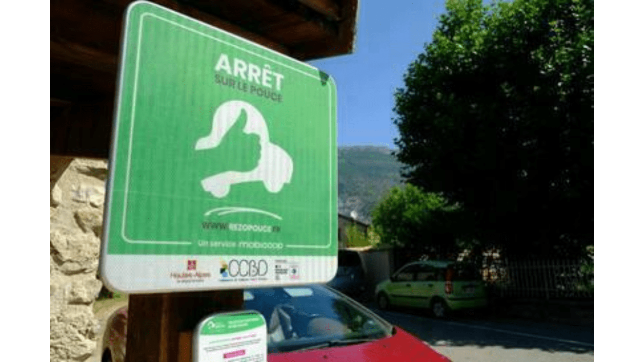 Un arrêt en autostop organisé dans les Hautes Alpes (c) Communauté de communes Buëch Dévoluy