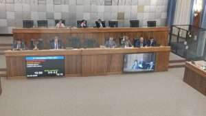Un moment du débat au Conseil de la Vallée le 5 mai 2026, avec le fauteuil vide du président de la Région (c) Nos Alpes