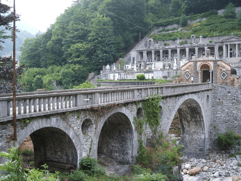 Il cimitero monumentale nel piccolo borgo di Rosazza, in Valle Cervo (c) CC BY SA 4_0 Twice 25 Wikimedia Commons
