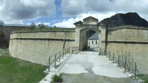 Fort des Têtes à Briançon, entrée (c) CC BY SA 3 0 Di Silver Wikimedia Commons