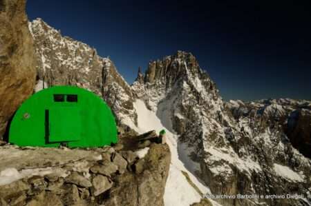 Cento anni di bivacchi nelle Alpi, i “rifugi sospesi” tra alpinismo e innovazione Il Bivacco della Brenva, uno dei primi bivacchi delle Alpi; Le Bivouac de la Brenva, l'un des premiers bivouacs des Alpes (c) Club Alpino Accademico Italiano