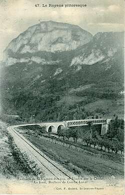 Una vecchia cartolina raffigurante Combe Laval (c) Public domain, Wikimedia Commons