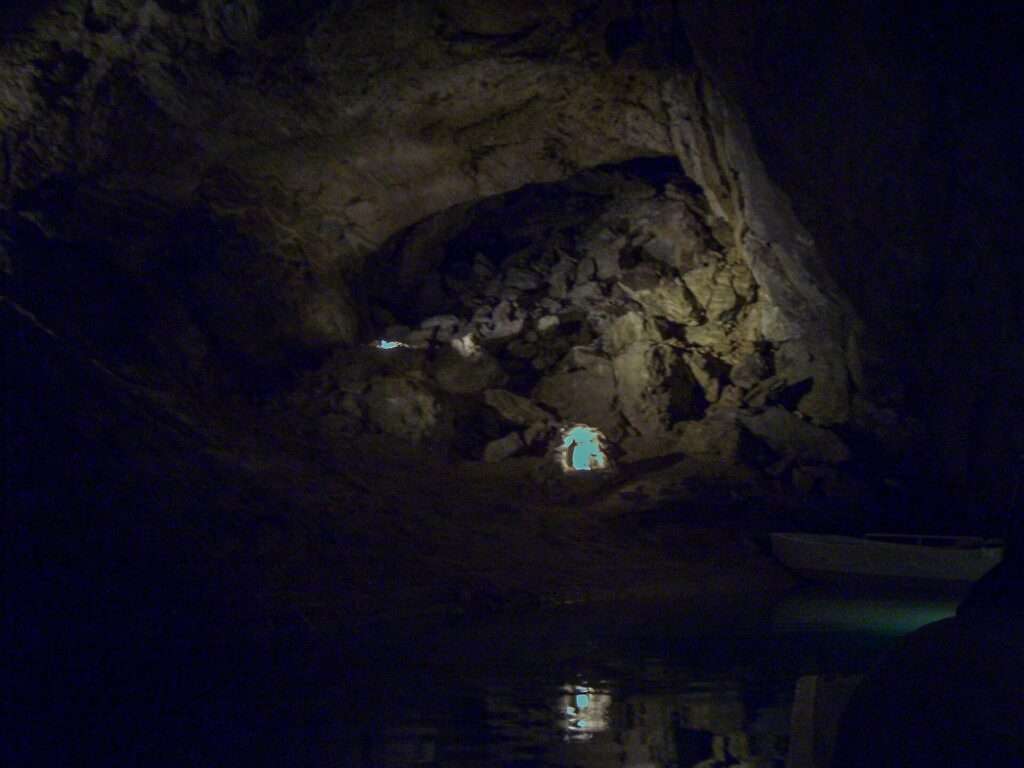L’interno delle grotte (c) CC BY-SA 4.0, Mike Peel, Wikimedia Commons