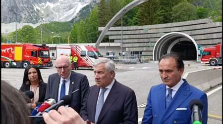 Il ministro Tajani con i presidenti Testolin e Cirio alla conferenza stampa al Monte Bianco il 4 giugno 2026 (c) Nos Alpes Enrico Martial