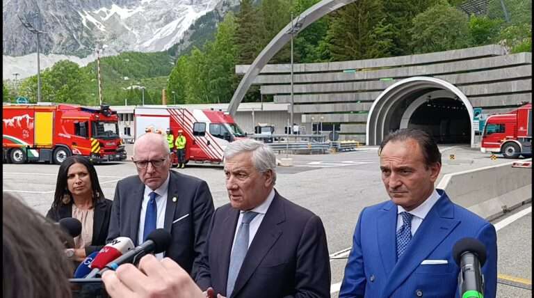 Il ministro Tajani con i presidenti Testolin e Cirio alla conferenza stampa al Monte Bianco il 4 giugno 2026 (c) Nos Alpes Enrico Martial