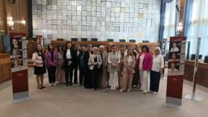Foto di Famiglia delle consigliere ed ex consigliere regionali valdostane, il 5 giugno 2026, nell'aula del Consiglio Valle (c) Nos Alpes Enrico Martial
