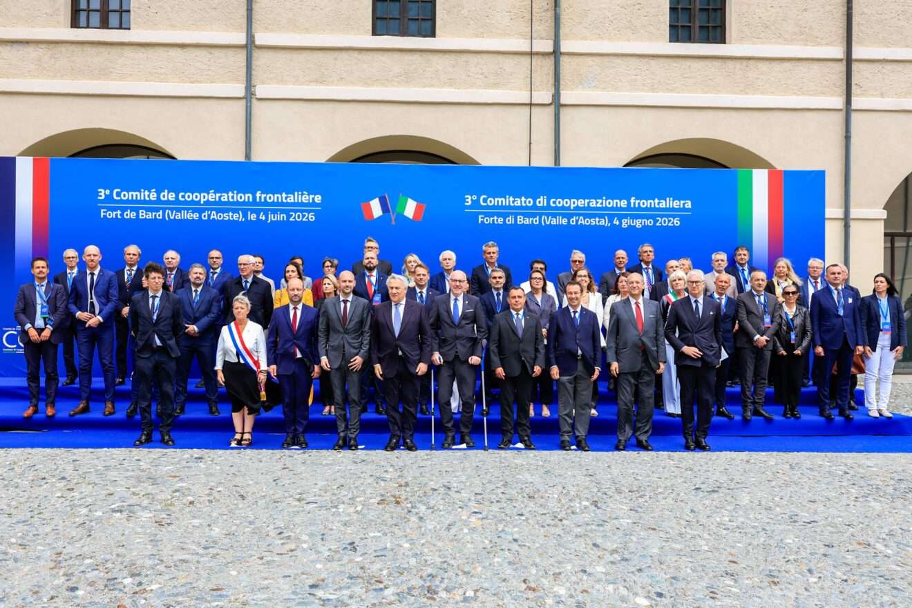 Photo de famille au Troisème Comité de cooperation frontalière à Bard le 4 juin 2026 (c) Règiona autonome Vallée d'Aoste, Moreno Vignolini