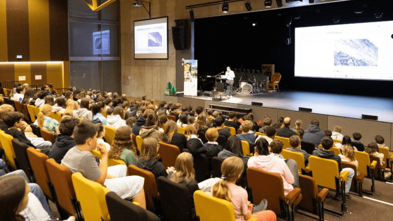 Près de 200 élèves è l'Espace St-Marc du Châble dans le cadre du projet transfrontalier IMAJE de l'Espace Mont-Blanc (c) Valérie Pinauda, Photoval