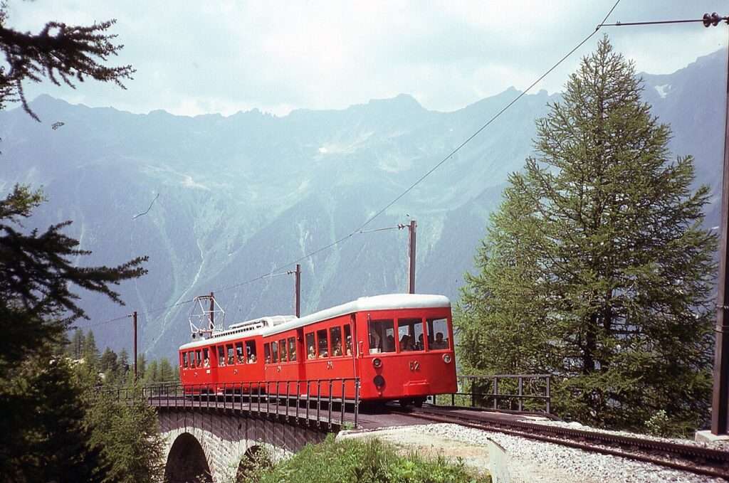 Train du Montenvers, rame 52 sur viaduc (c) CC BY 2_0, tram aux fils, via Wikimedia Commons