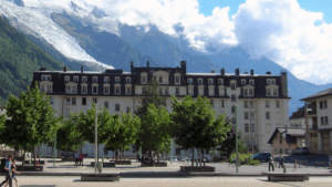 Chamonix Palace, vue de la gare (c) CC BY SA 4 0 Patafisik Wikimedia Commons