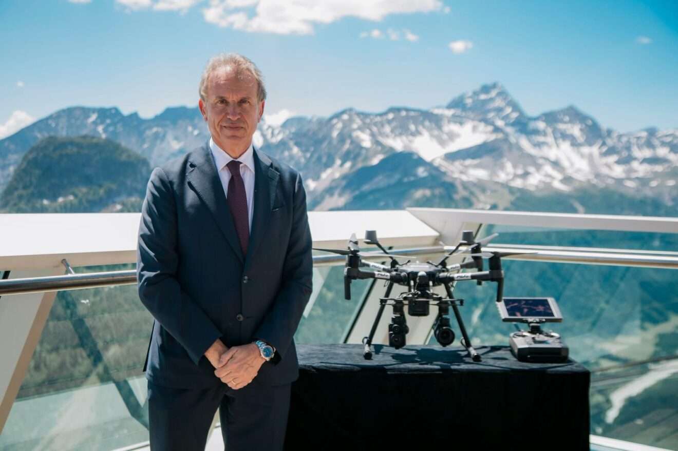 Vito Cozzoli, amministratore delegato di Autostrade dello Stato, alla dimostrazione dell’utilizzo di droni e intelligenza artificiale per il monitoraggio del Traforo del Monte Bianco; Vito Cozzoli, directeur général des Autoroutes nationales italiennes, lors d'une démonstration de l'utilisation de drones et de l'intelligence artificielle pour la surveillance du Tunnel du Mont-Blanc (c) Ufficio stampa Autostrade dello Stato