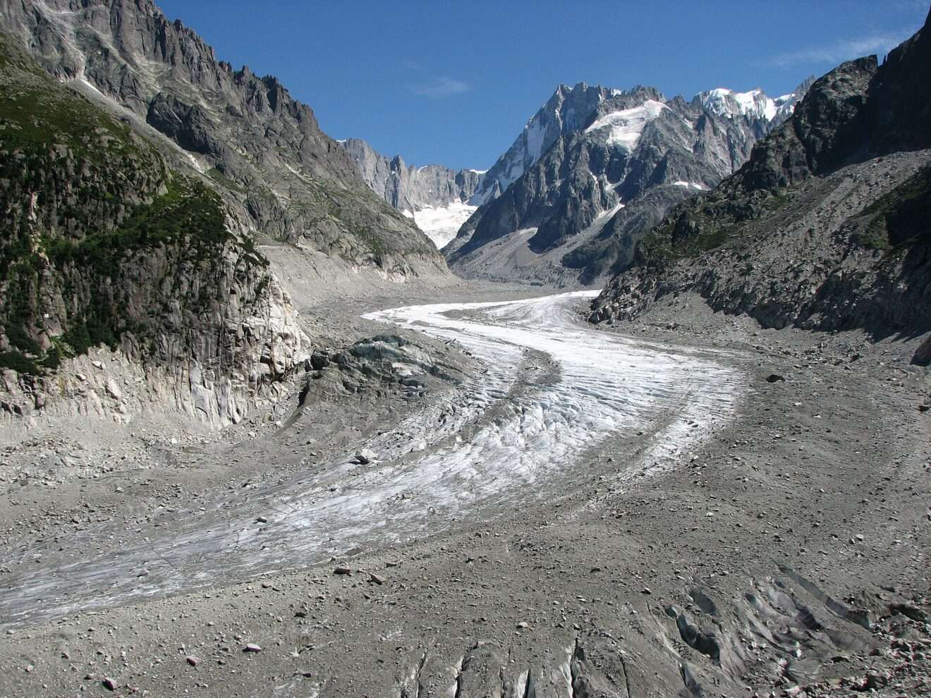 La Mer de Glace, uno dei ghiacciai più minacciati del Massiccio del Monte Bianco; La Mer de Glace, l’un des glaciers les plus menacés du Massif du Mont Blanc (c) CC BY-SA 2.0, SNappa2006 , Wikimedia Commons