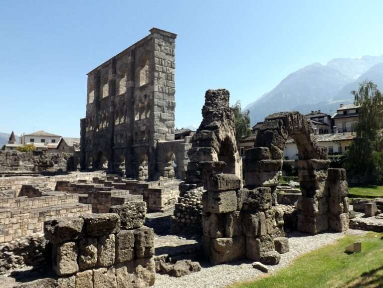 Il Teatro romano di Aosta, Le Théâtre romain d’Aoste (c) CC BY-SA 3.0, Luigi Chiesa, Wikimedia Commons