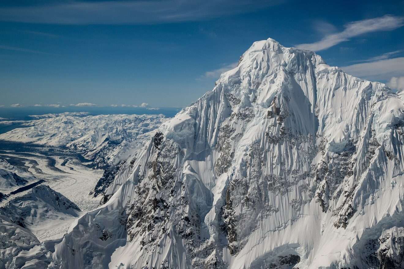 Il Monte Huntington, raccontato da David Roberts “La montagna della mia paura”; Le Mont Huntington, raconté par David Roberts dans « La montagne de ma peur » (c) CC BY-SA 2.0, Ross Fowler, Wikimedia Commons