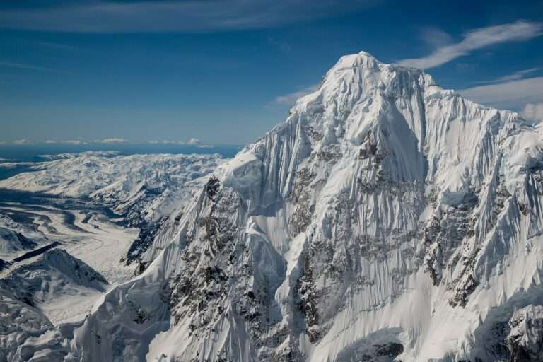 Il Monte Huntington, raccontato da David Roberts “La montagna della mia paura”; Le Mont Huntington, raconté par David Roberts dans « La montagne de ma peur » (c) CC BY-SA 2.0, Ross Fowler, Wikimedia Commons