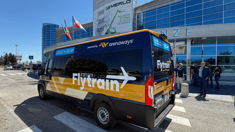 Flytrain di Arenaways collega Savigliano all’aeroporto di Cuneo dal 13 luglio Il bus Flytrain di Arenaways tra la stazione ferroviaria Savigliano e l'aeroporto di Cuneo Levaldigi (c) Arenaways Longitude
