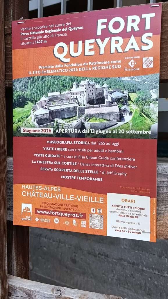 Locandina turistica in lingua italiana di Fort Queyras esposta a Pontechianale vicino alla partenza della seggiovia, a luglio 2026 (c) Nos Alpes Enrico Martial