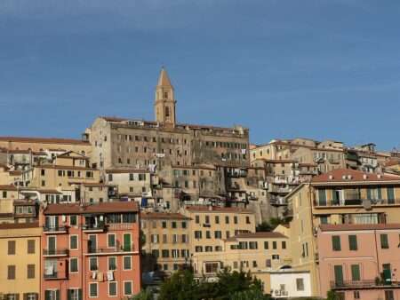 Ventimiglia rafforza il bilinguismo con una rete tra le scuole Ventimiglia (c) CC BY SA 3 0 Clenpat Wikimedia Commons
