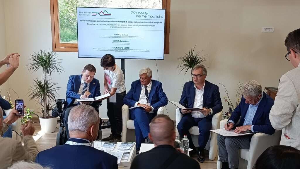 La firma dell'accordo A Mont Interreg (a Pontechianale il 25 luglio 2026 c) Nos Alpes Enrico Martial