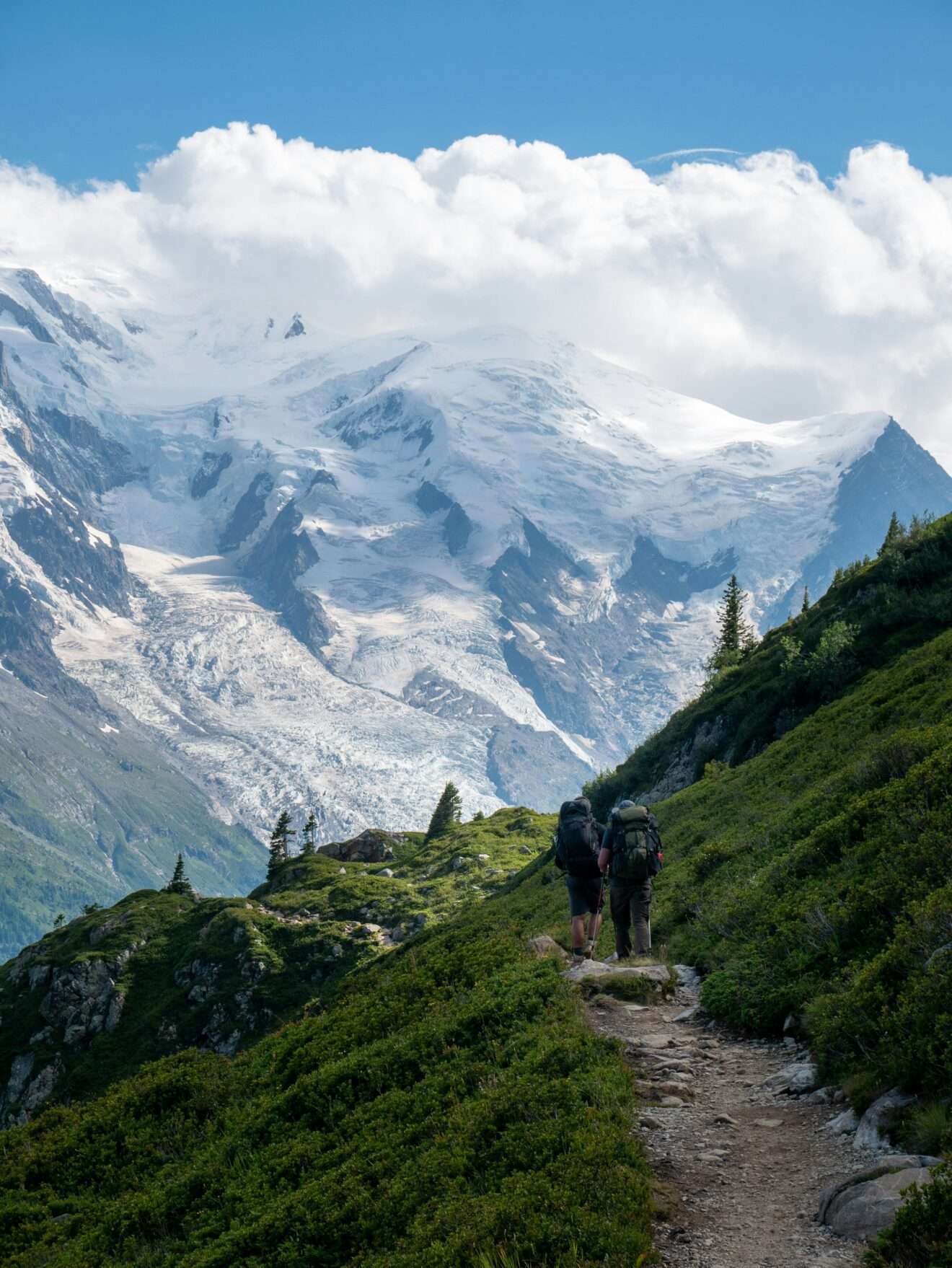 Une haute route avec vue sur le Mont Blanc (c) image par Nicolas Weldingh (@nicolasweldingh) - Unsplashed