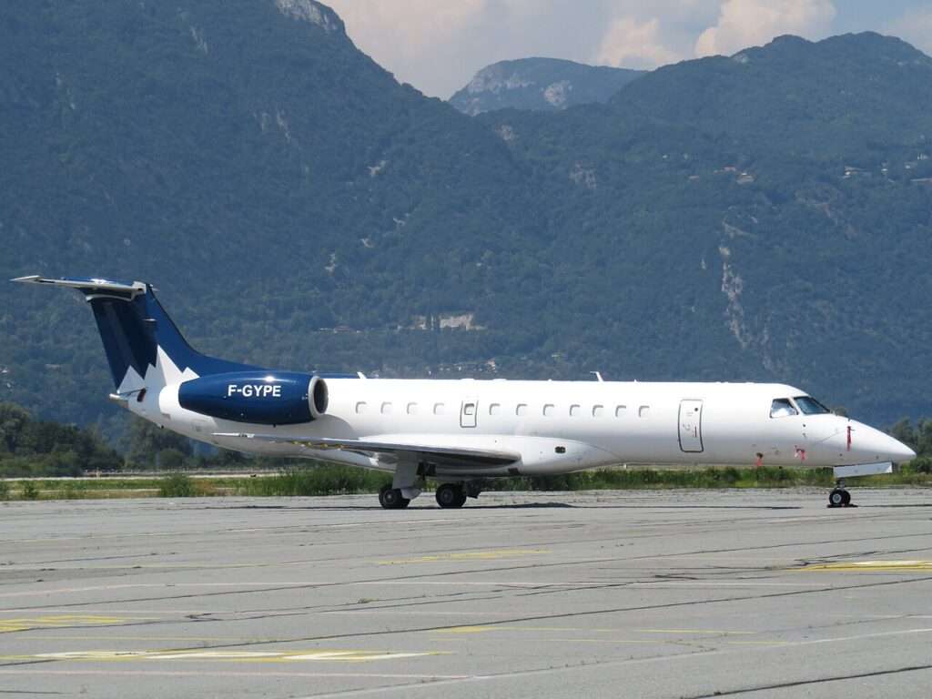 Embraer ERJ 135, Aéroport de Chambéry-Savoie, 2018 | Anthony Levrot, Wikimedia Commons, CC-BY-SA-4.0