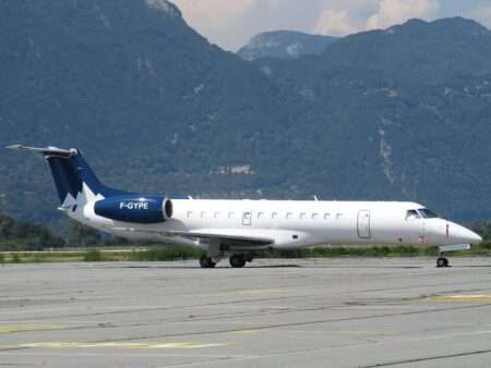 Embraer ERJ 135, Aéroport de Chambéry-Savoie, 2018 | Anthony Levrot, Wikimedia Commons, CC-BY-SA-4.0