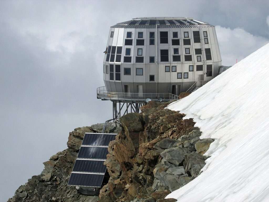 Monte Bianco: sospese le ascensioni accompagnate lato Chamonix, chiusura di due rifugi Refuge du Goûter | Coronium, Wikimedia Commons, CC-BY-SA-3.0