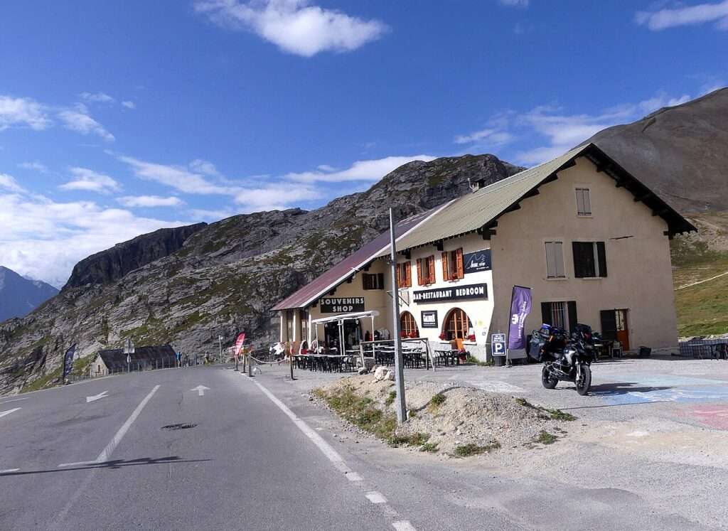 Sécheresse dans les Hautes-Alpes : les restrictions d’eau restent en vigueur dans la Haute-Durance Refuge du Galibier | Florian Pépellin, Wikimedia Commons, CC-BY-SA 4.0