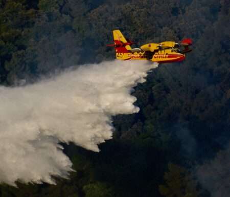 La complicata lotta degli aerei Canadair contro gli incendi delle Alpi Un Canadair dans les Alpes Maritimes (c) Aeroceanaute CC-BY-SA WIkimedia Commons